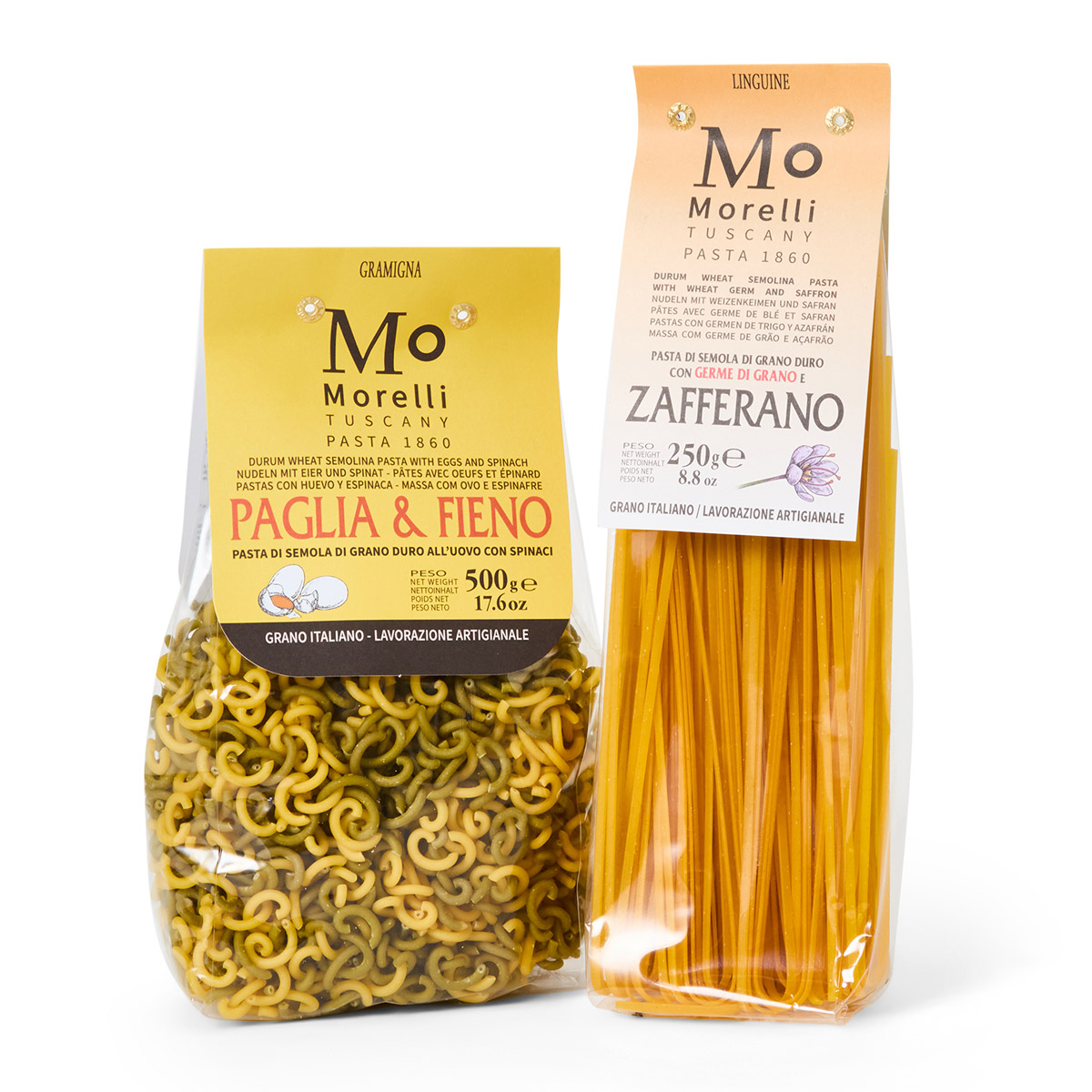 två olika sorters pasta i genomskinlig påse